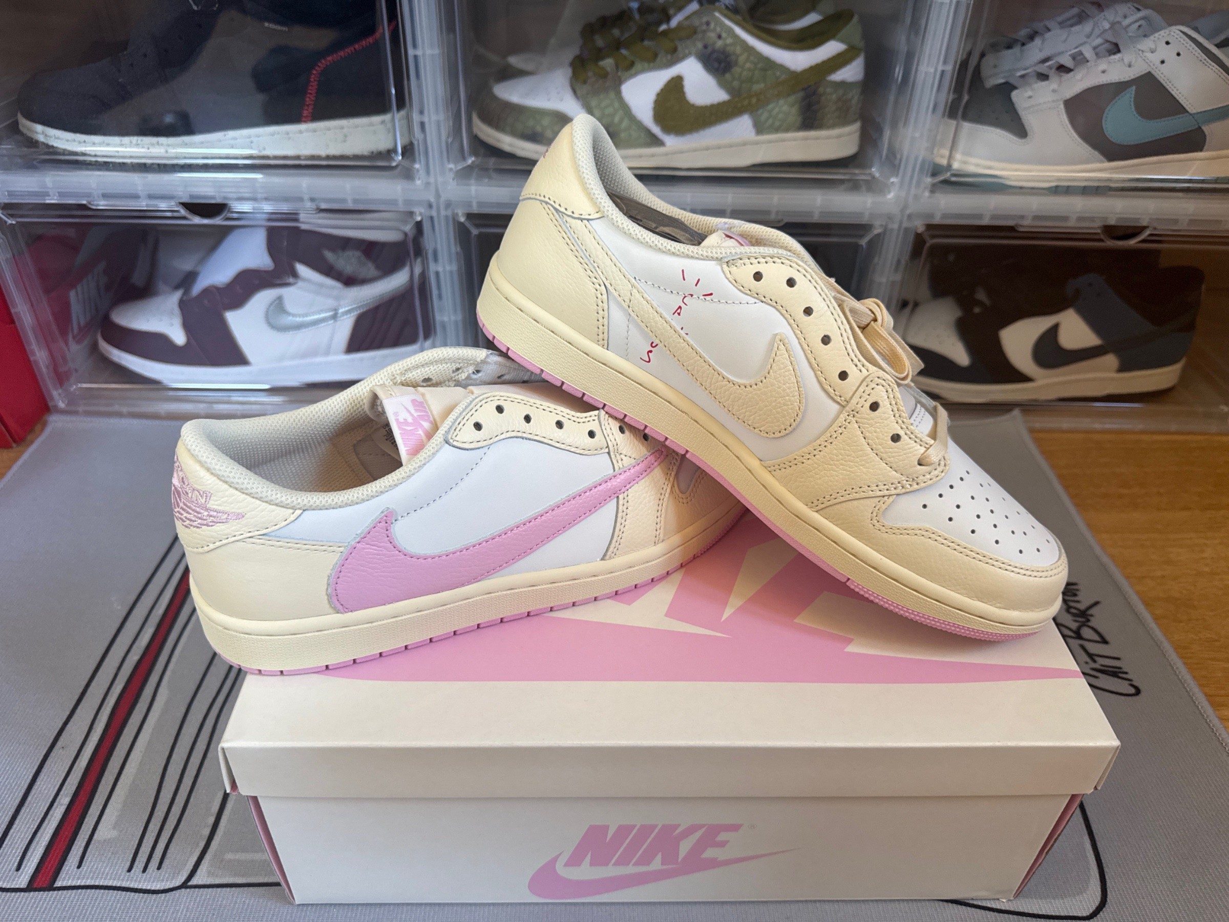 Photo de Air Jordan 1 Retro Low OG Travis Scott Shy Pink Muslin/shy Pink/sail/university Red