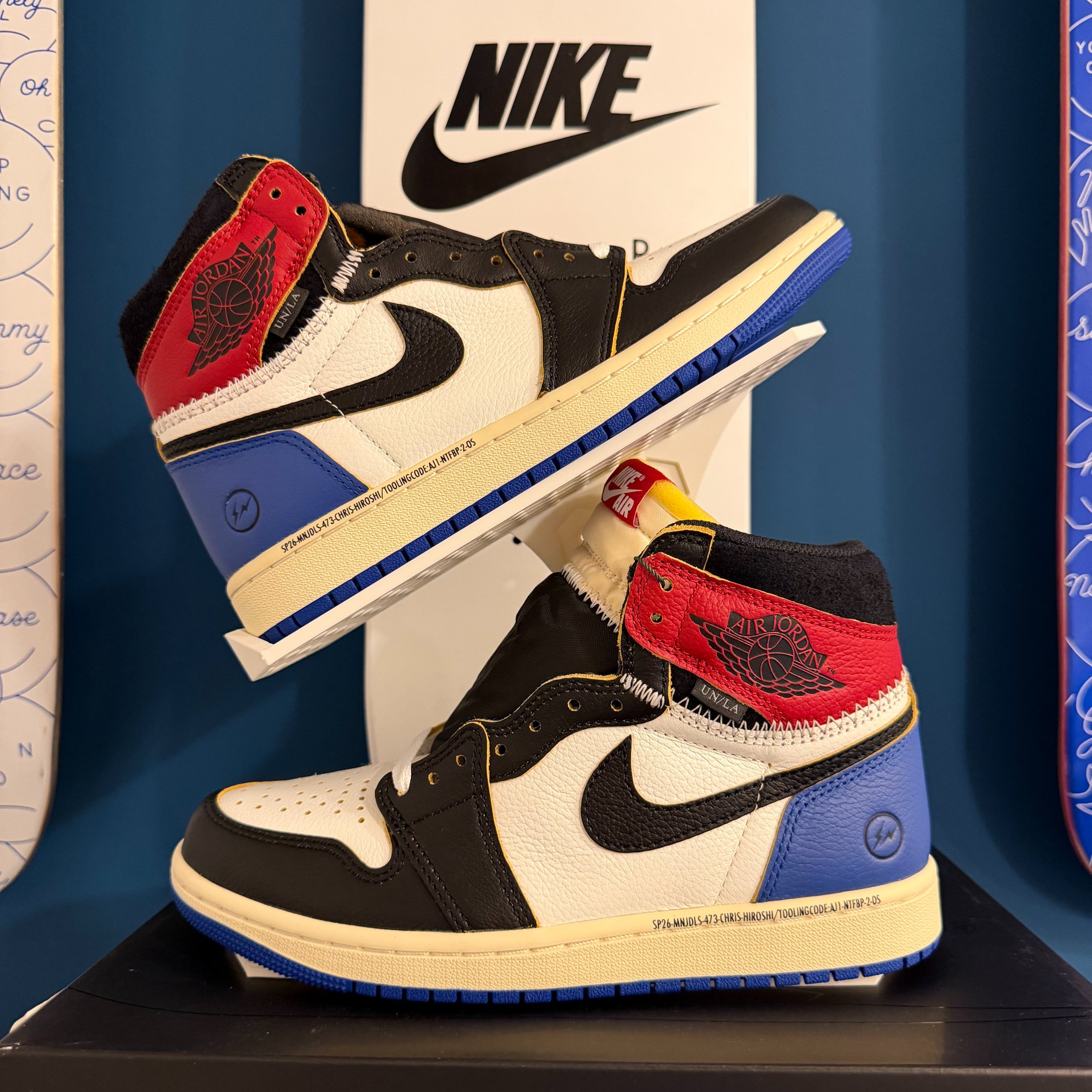 Photo de Jordan 1 Retro High OG SP Fragment x Union LA Varsity Red Sport Royal