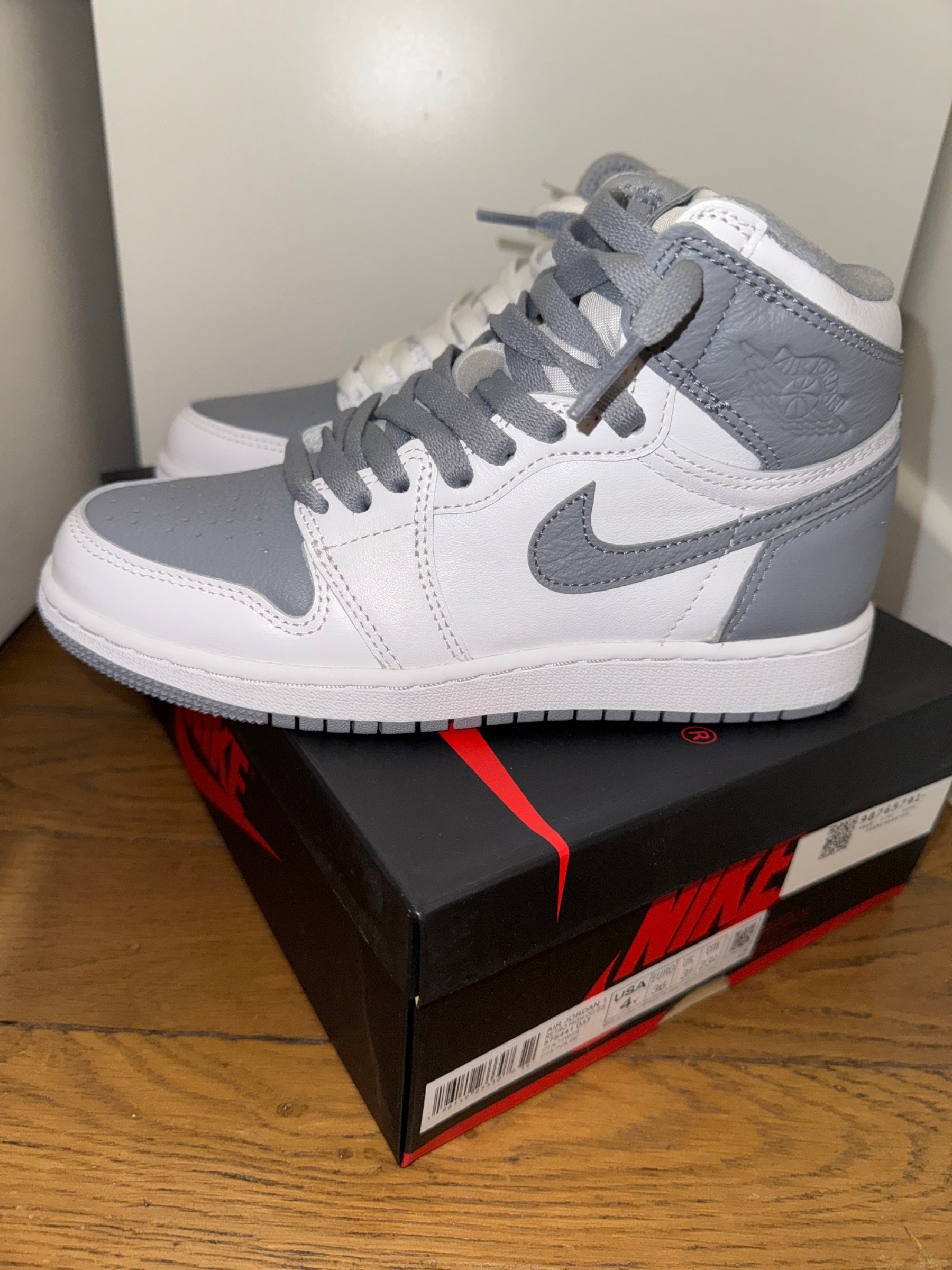 Photo de Air Jordan 1 Retro High OG GS Stealth White/Stealth Blanc (Wolf Grey)