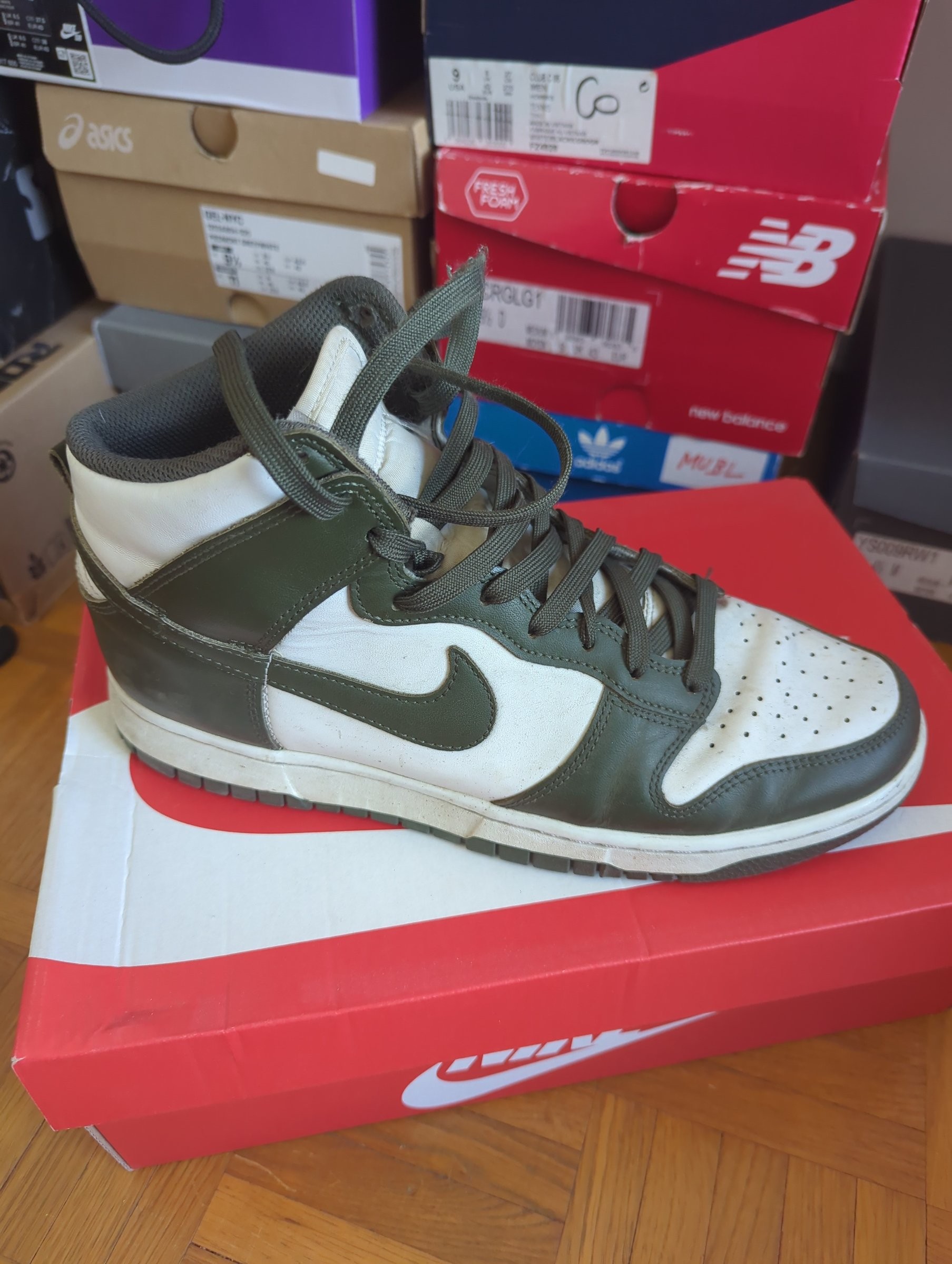 Photo de Nike Dunk High Retro White/Black-Summit White (box) - Olive/White shown
