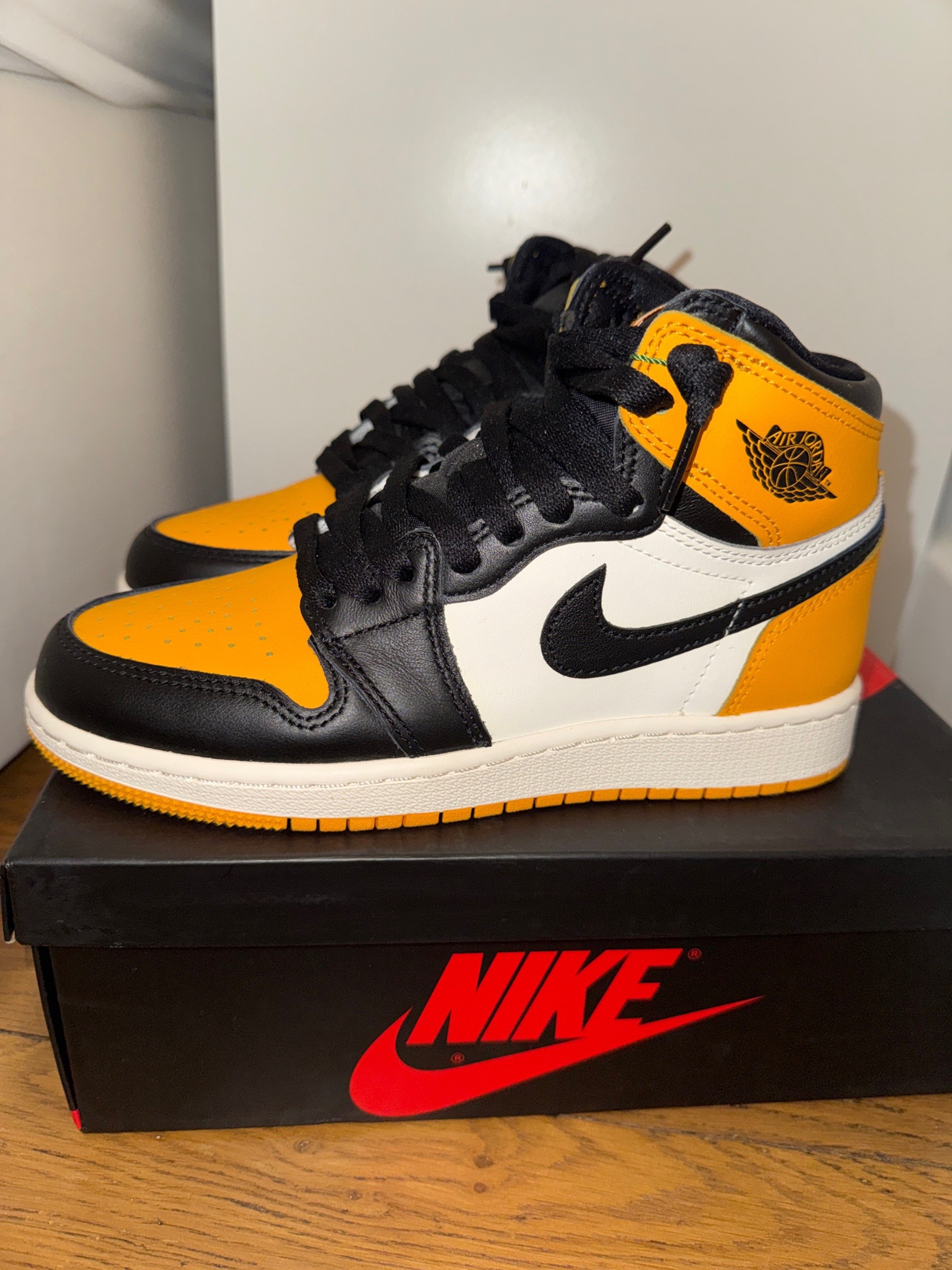 Photo de Air Jordan 1 Retro High OG GS Taxi/Black-Sail (Yellow Toe)
