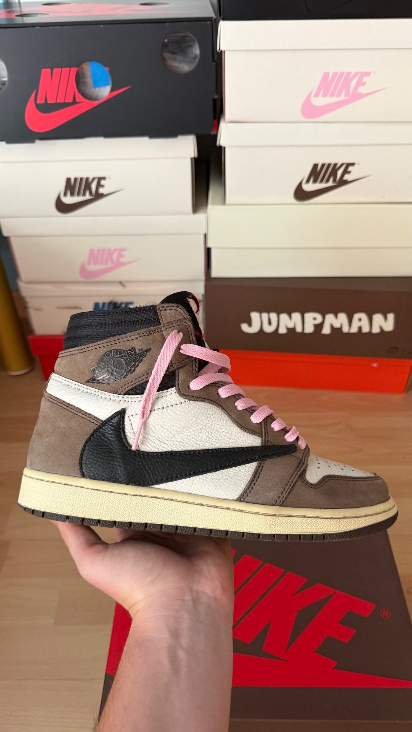 Photo de Air Jordan 1 Retro High OG Travis Scott