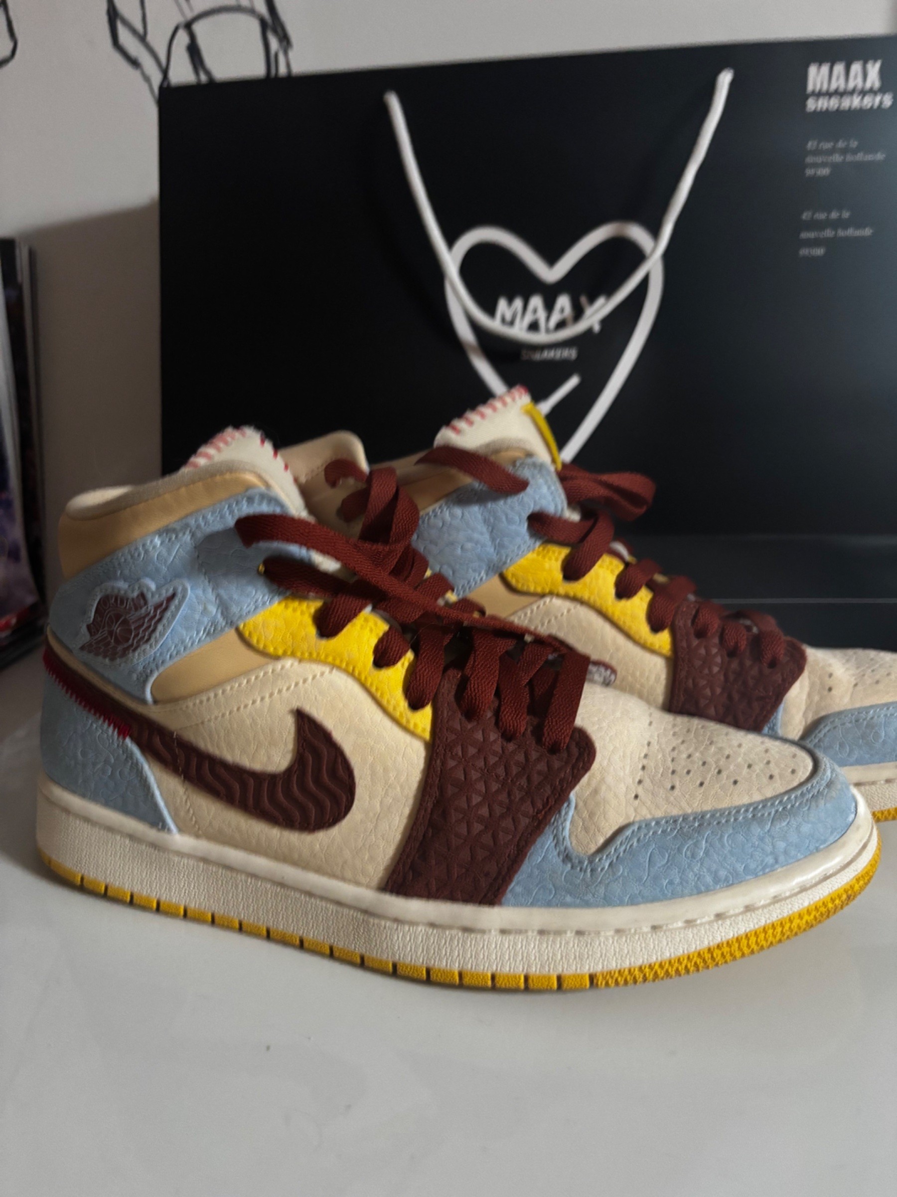 Photo de Air Jordan 1 Mid SE Fearless Maison Chateau Rouge
