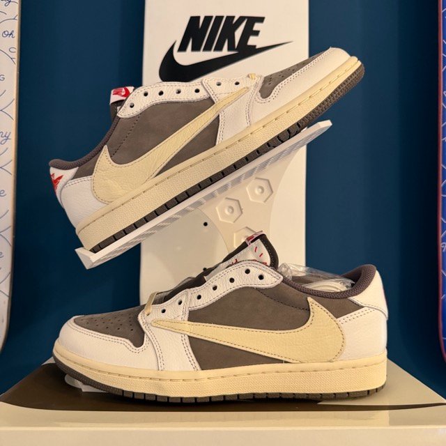 Photo de Air Jordan 1 Low OG SP Travis Scott Reverse Mocha (Sail/University Red-Ridgerock)