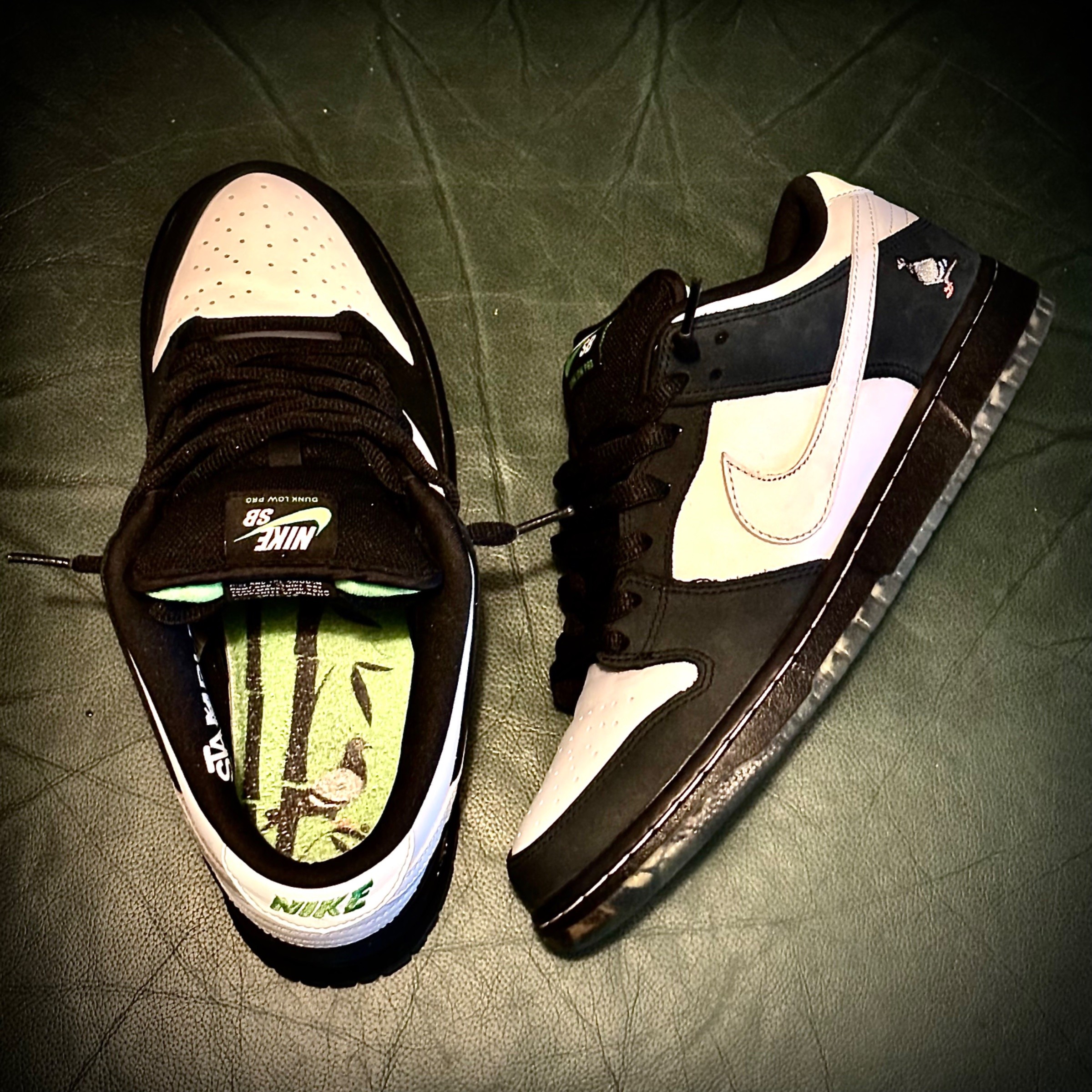 Photo de Nike SB Dunk Low Pro "Staple Panda Pigeon” Black/White-Green Gusto