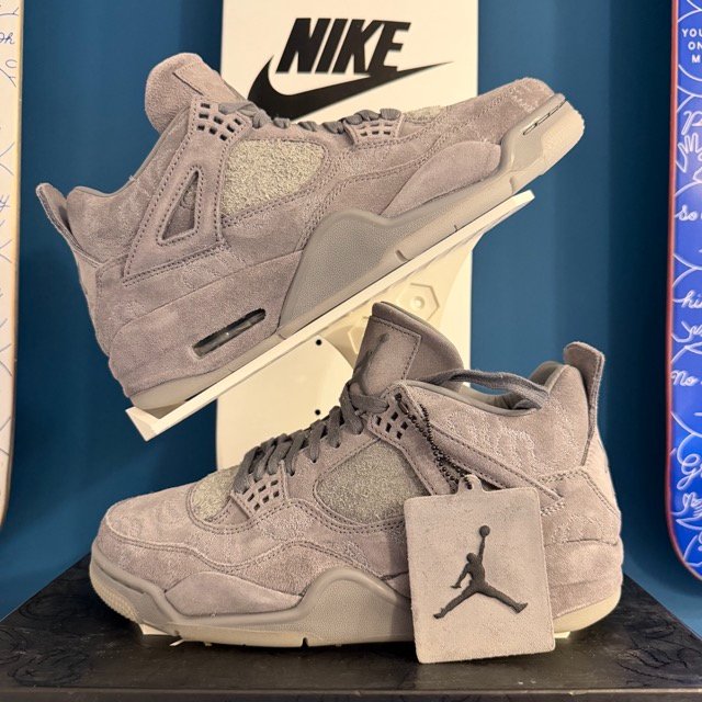 Photo de Air Jordan 4 Retro KAWS Cool Grey