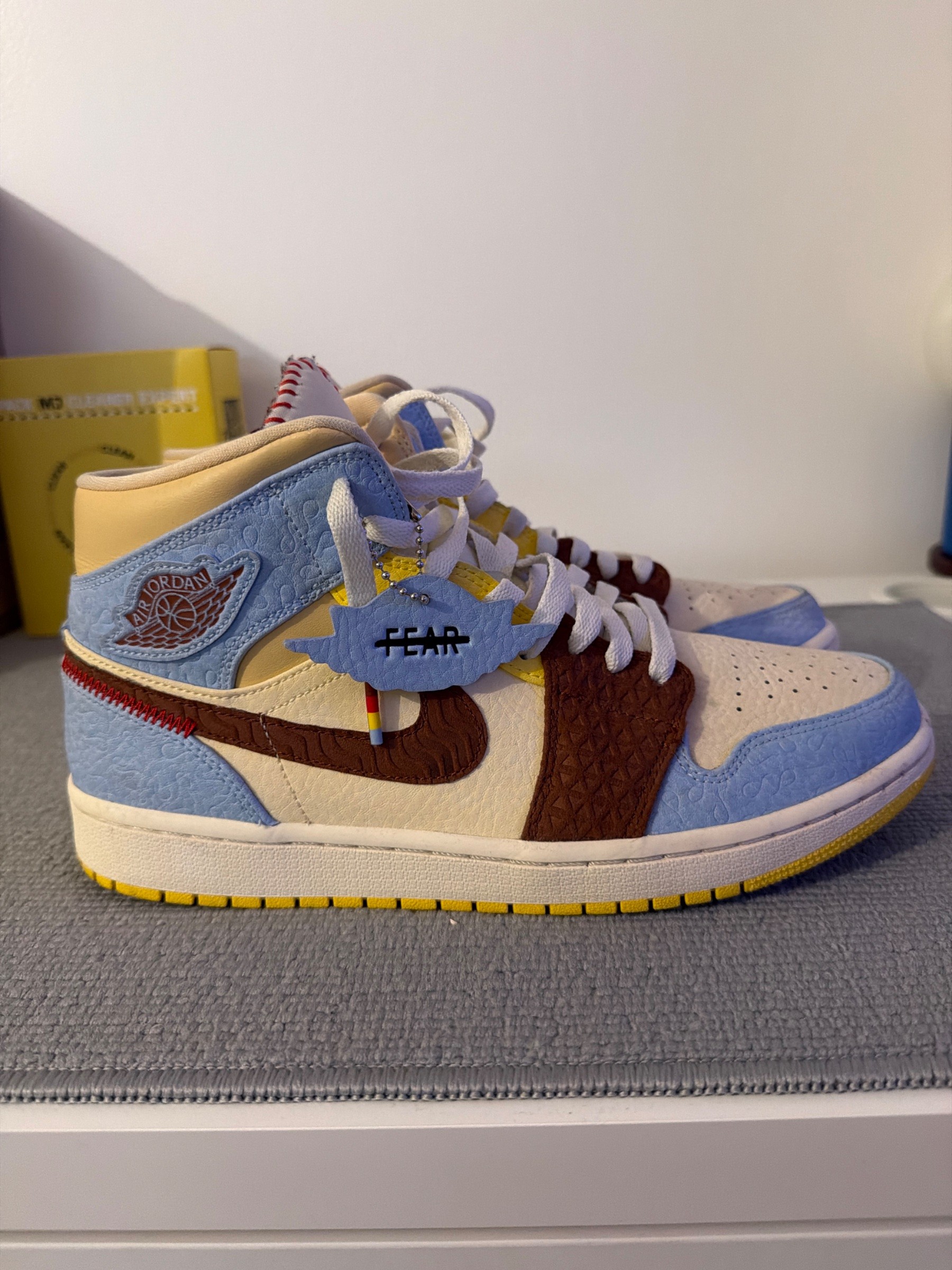 Photo de Air Jordan 1 Retro High Fearless Maison Chateau Rouge