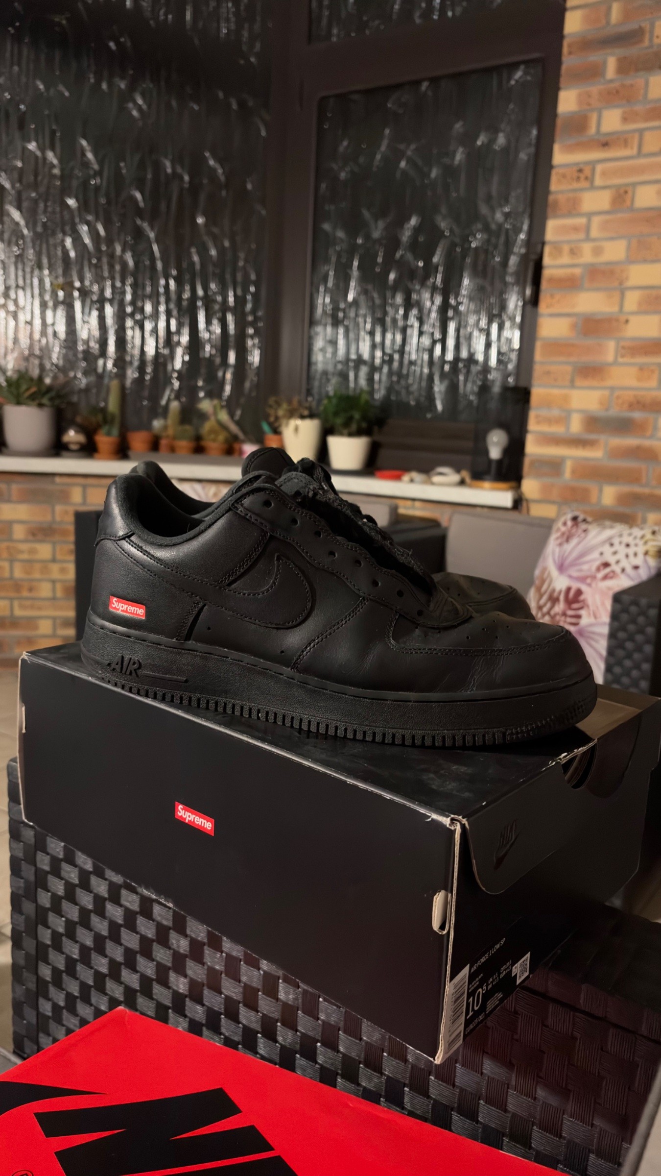 Photo de Nike Air Force 1 Low Supreme Triple Black