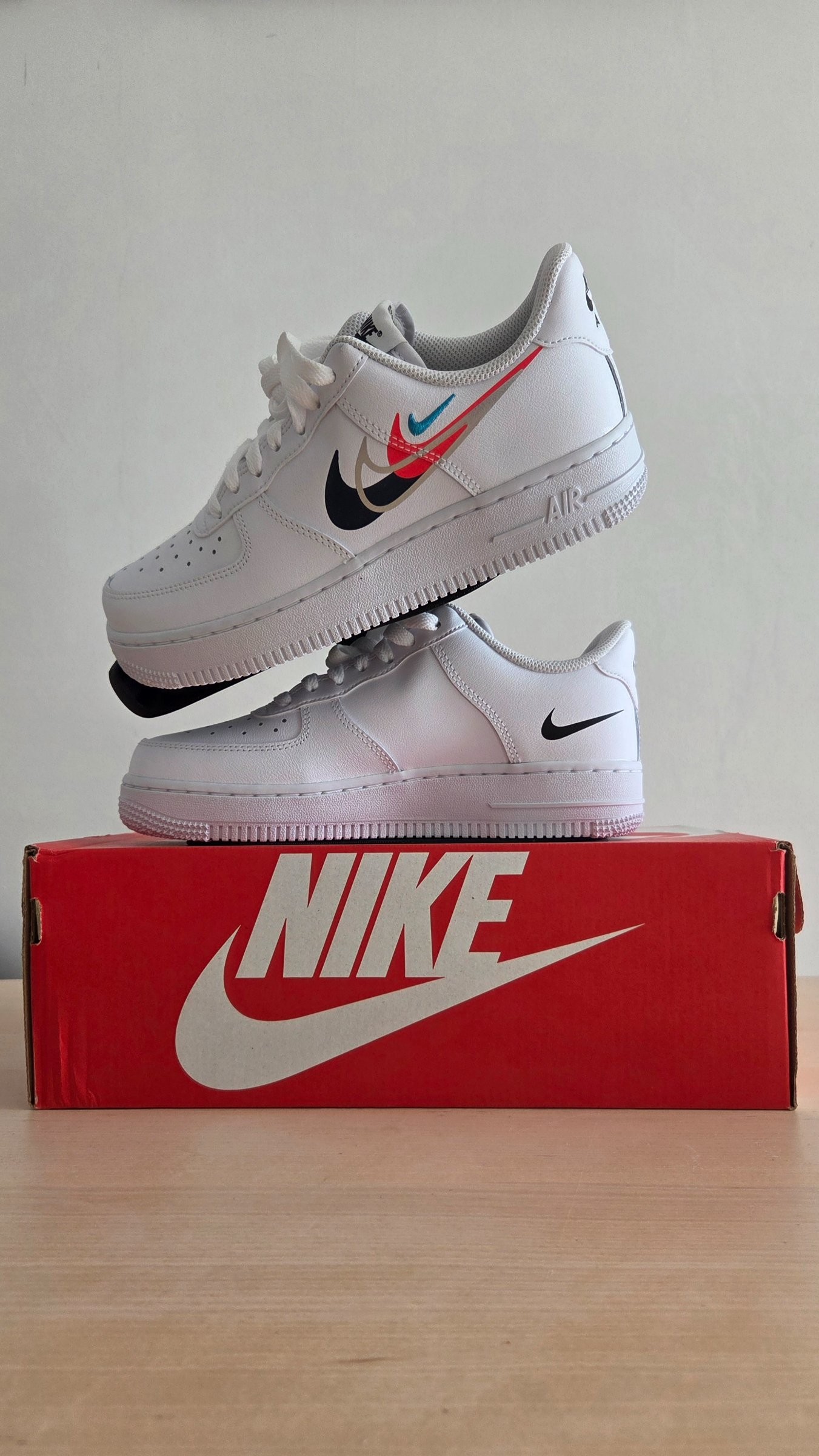 Photo de Nike Air Force 1 '07 White/Multi-Swoosh
