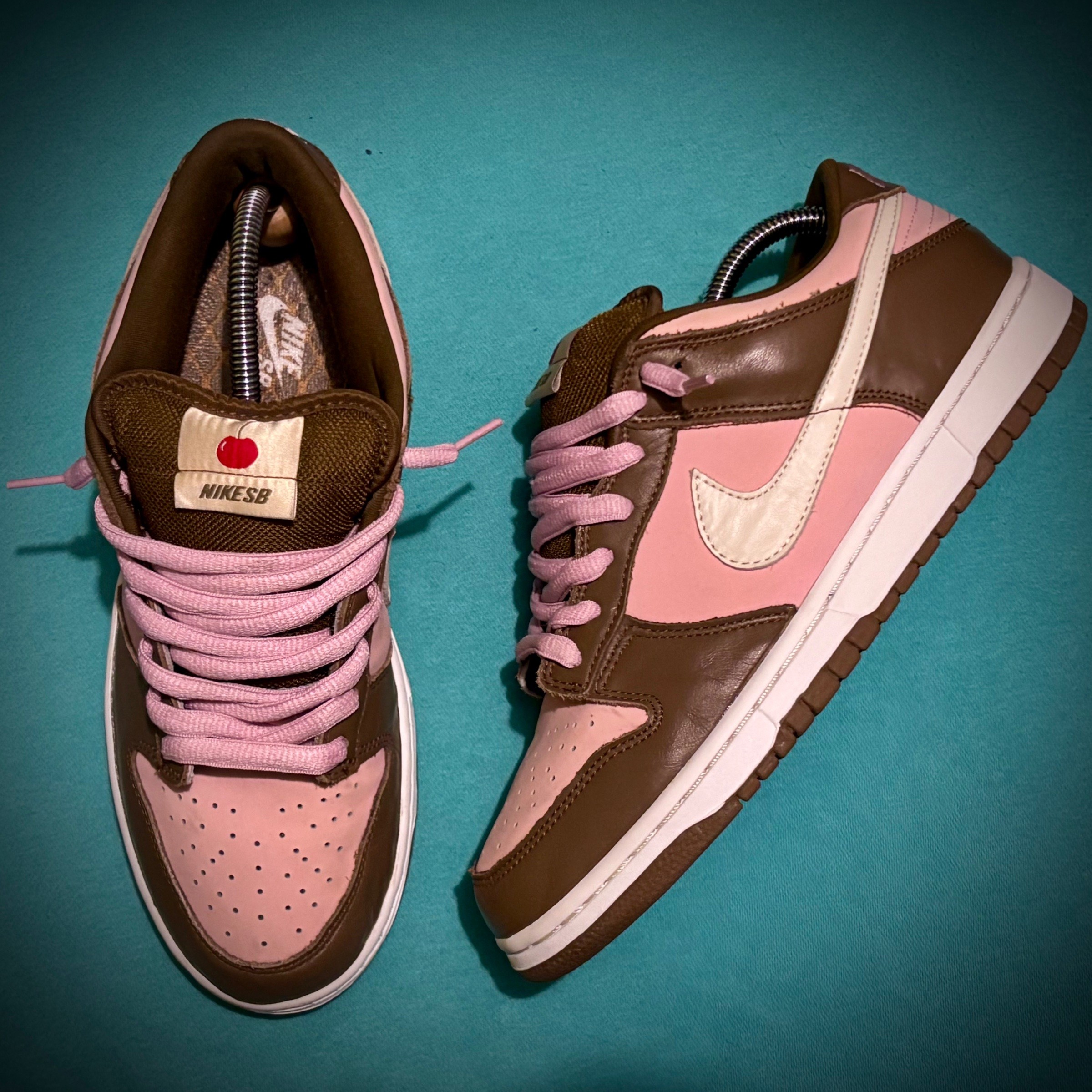 Photo de Nike Dunk Low SB “Stussy Cherry” Brown/Pink