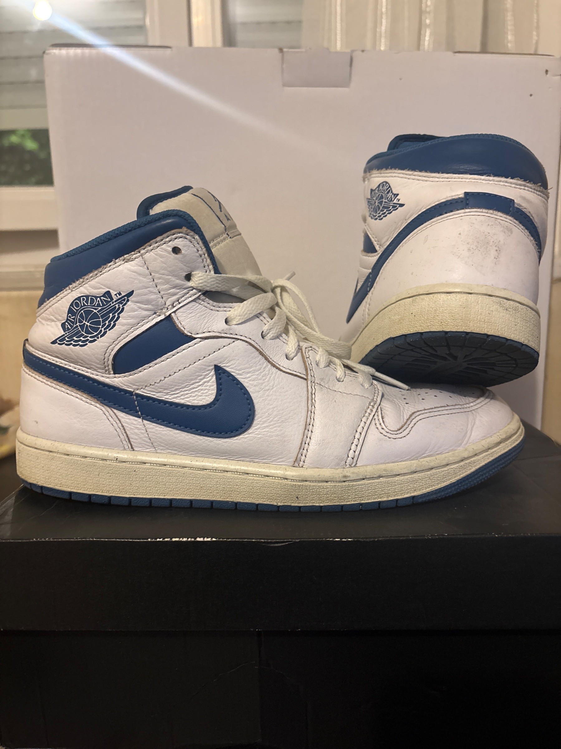 Photo de Air Jordan 1 Retro High OG White/Blue (French Blue)