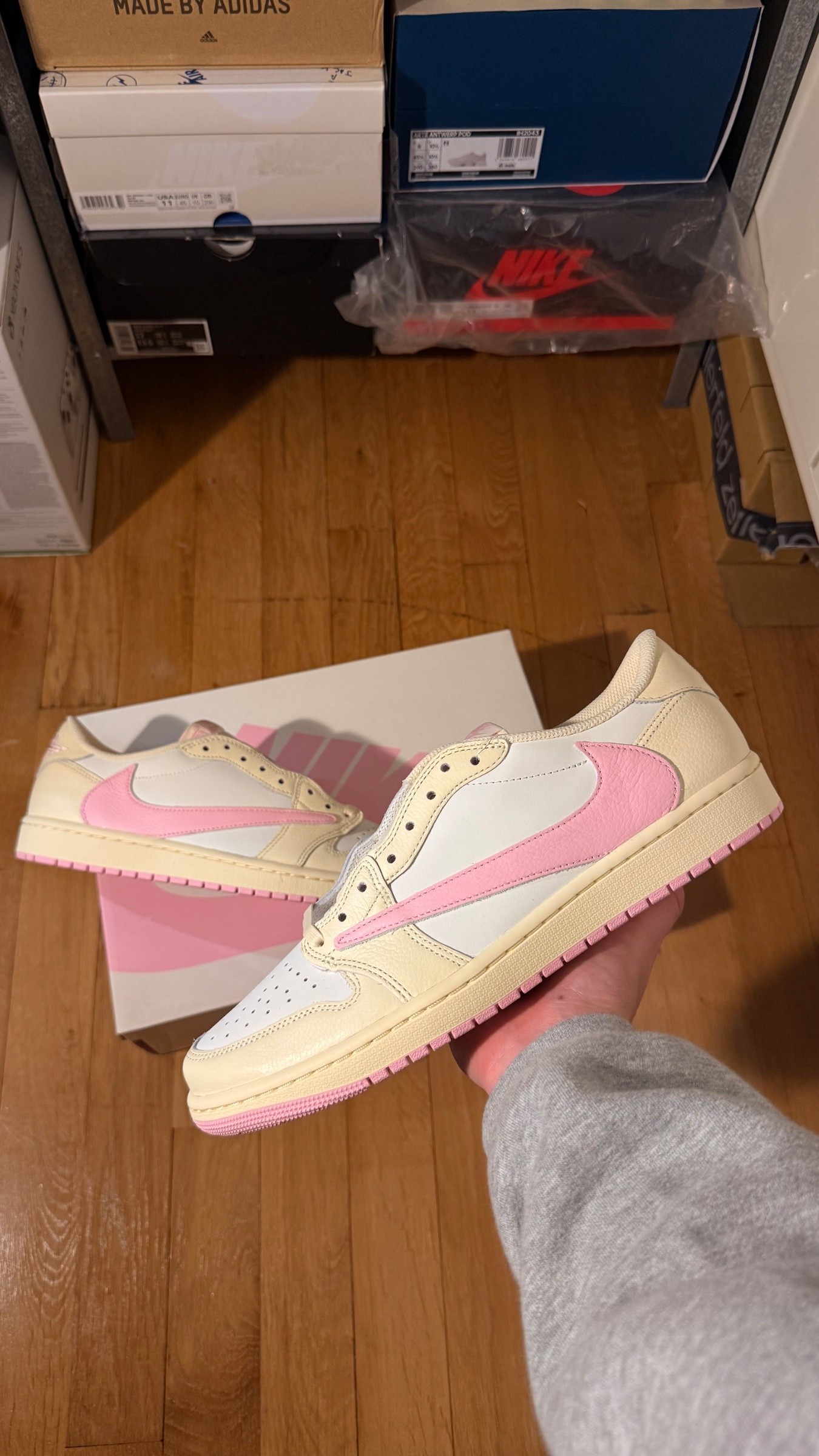Photo de Jordan 1 Retro Low OG SP Travis Scott Shy Pink