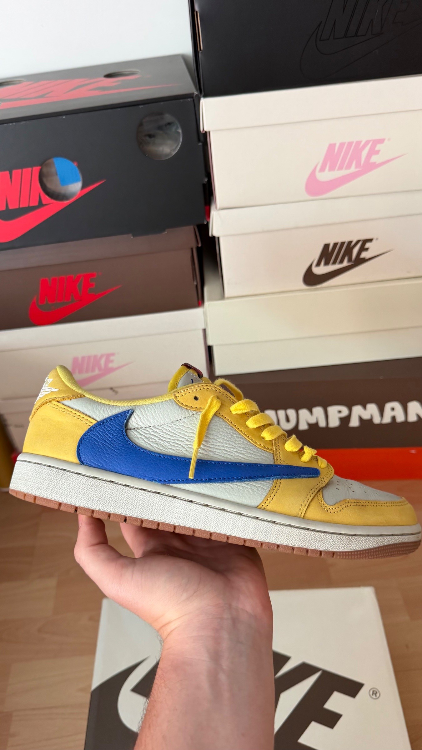 Photo de Air Jordan 1 Retro Low OG SP Travis Scott Canary Yellow
