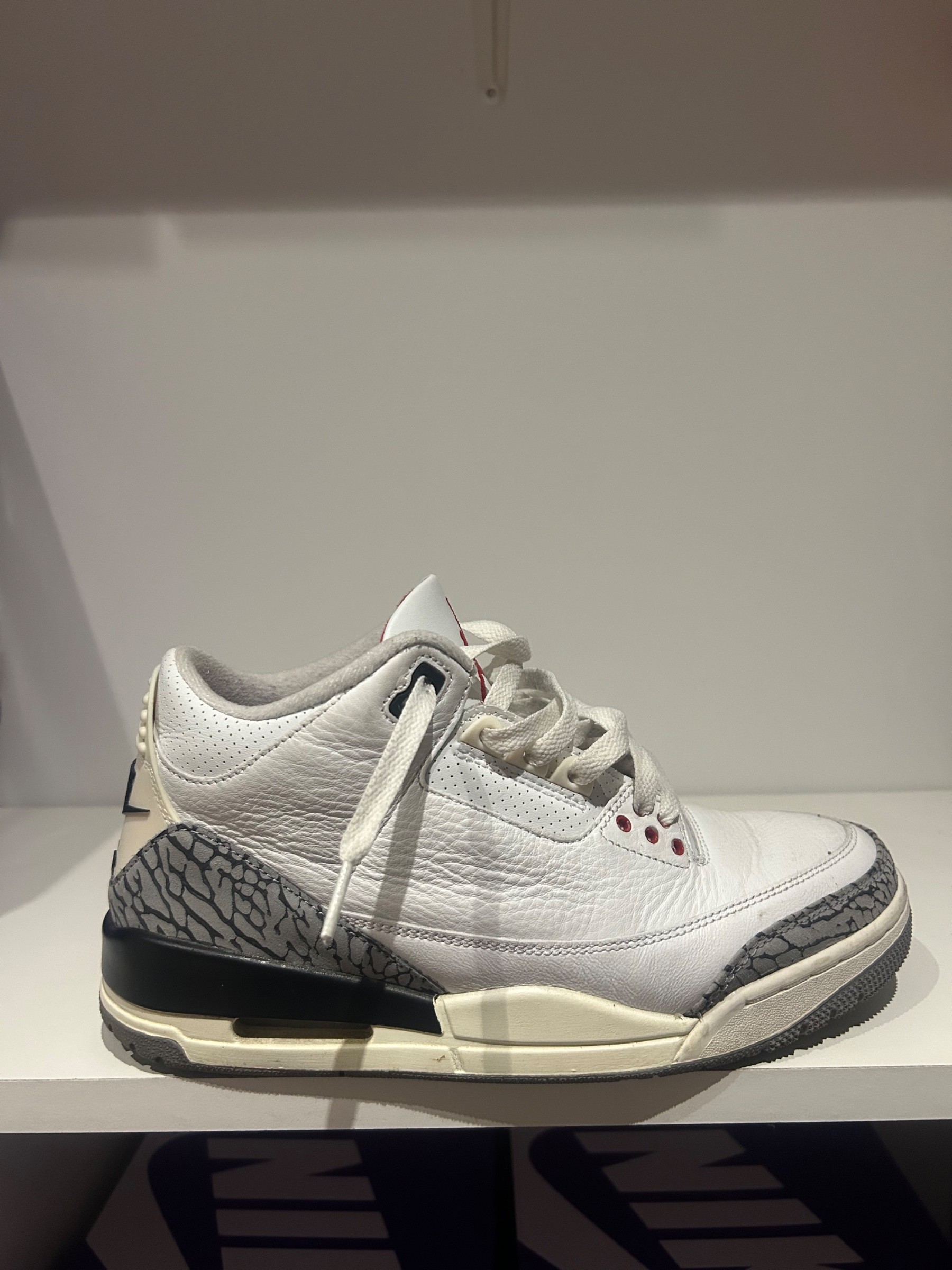 Photo de Air Jordan 3 Retro White Cement Reimagined
