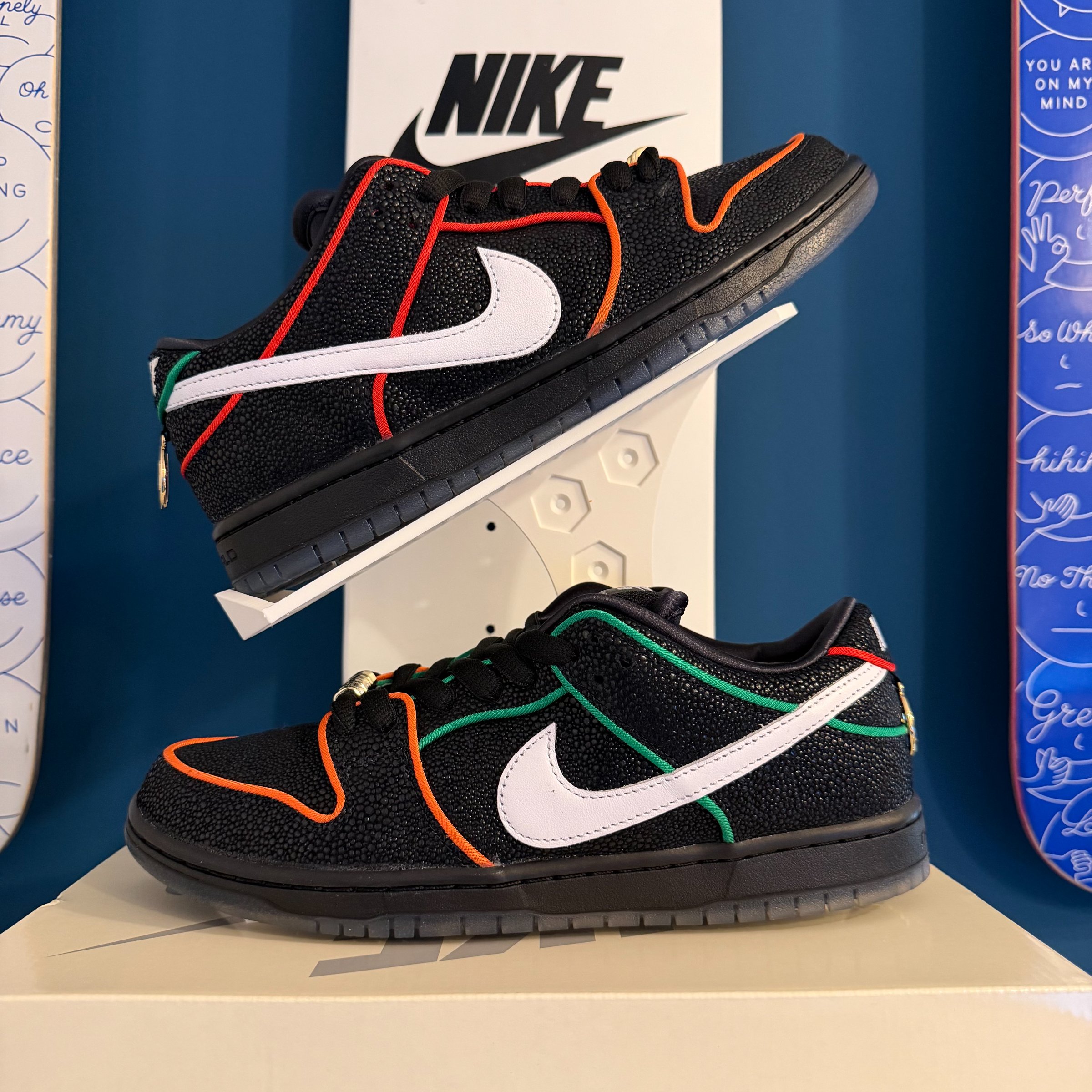 Photo de Nike SB Dunk Low Pro QS Black/White-Challenge Red (Stingray)