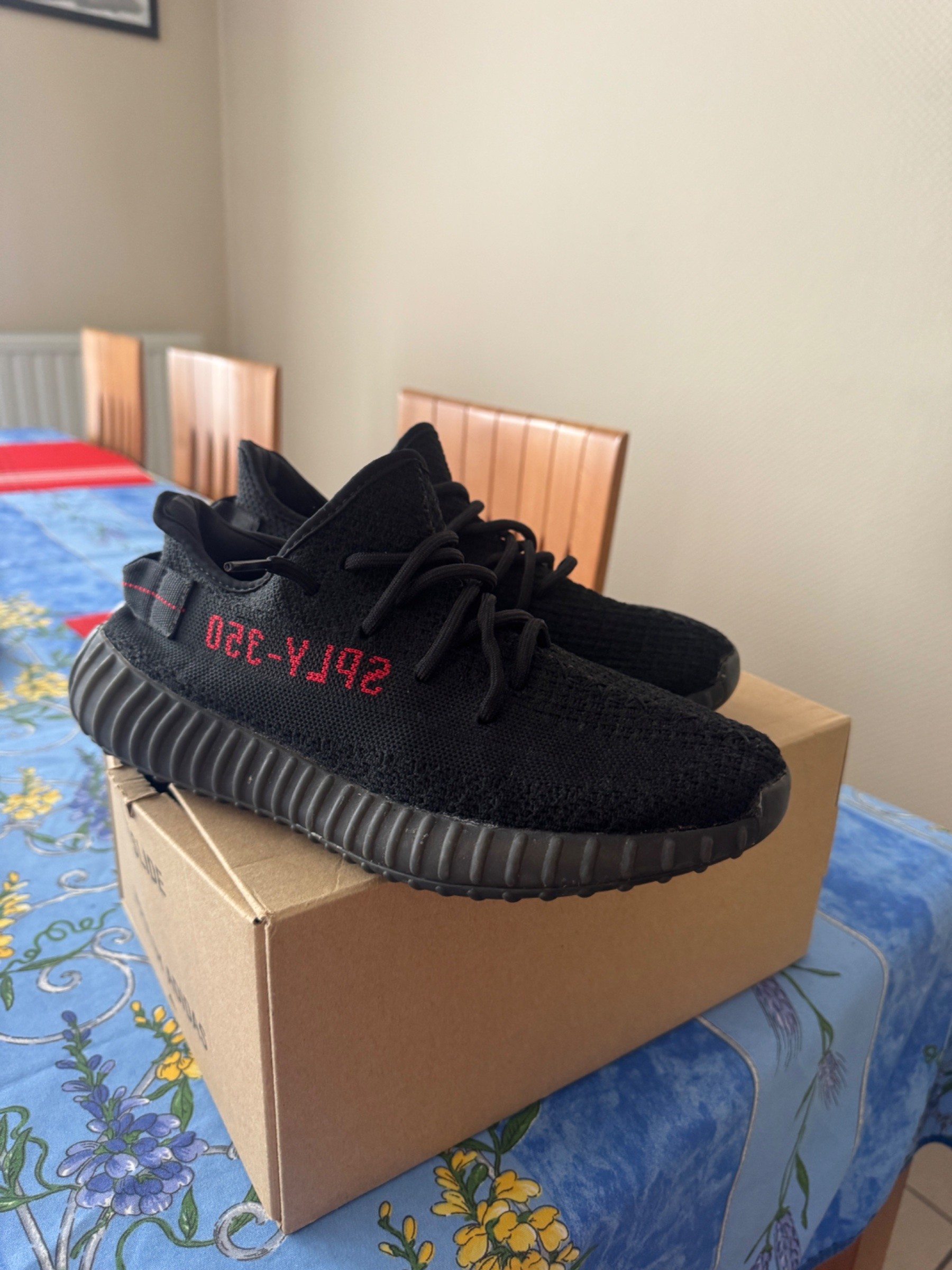 Photo de adidas Yeezy Boost 350 V2 Black/Red (Bred)
