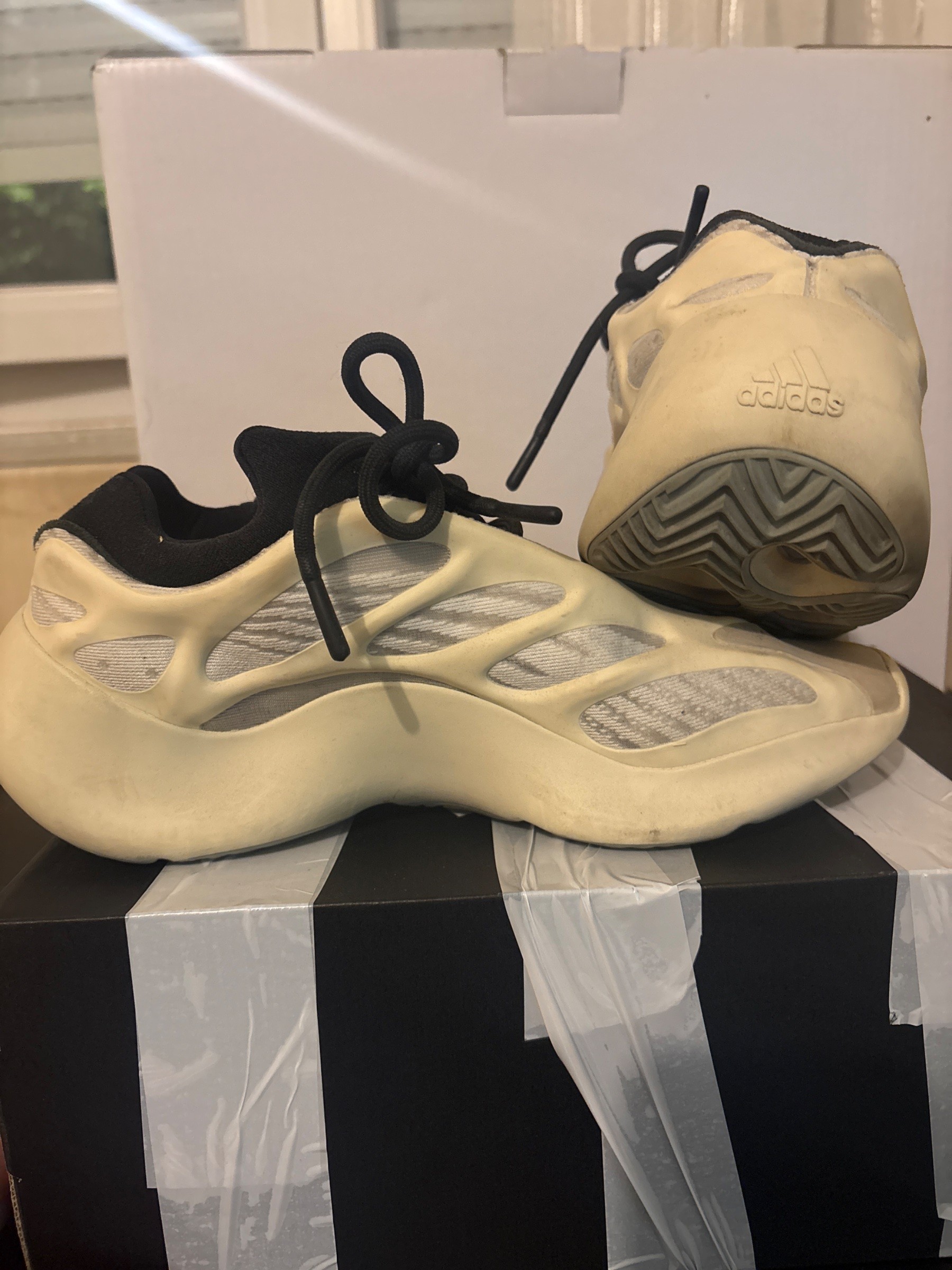 Photo de adidas Yeezy 700 V3 Azael