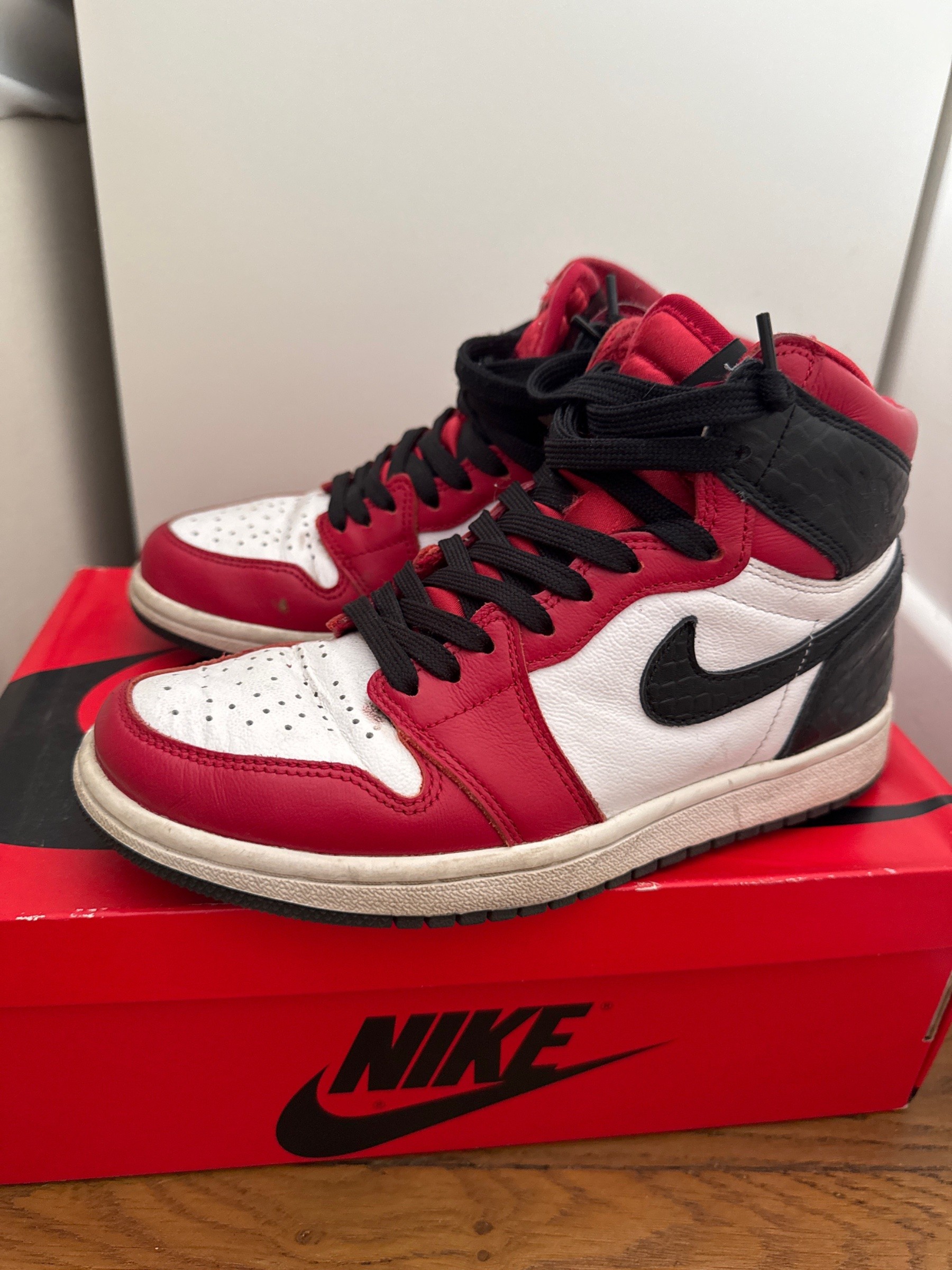 Photo de Air Jordan 1 Retro High OG Satin Snake (Chicago)