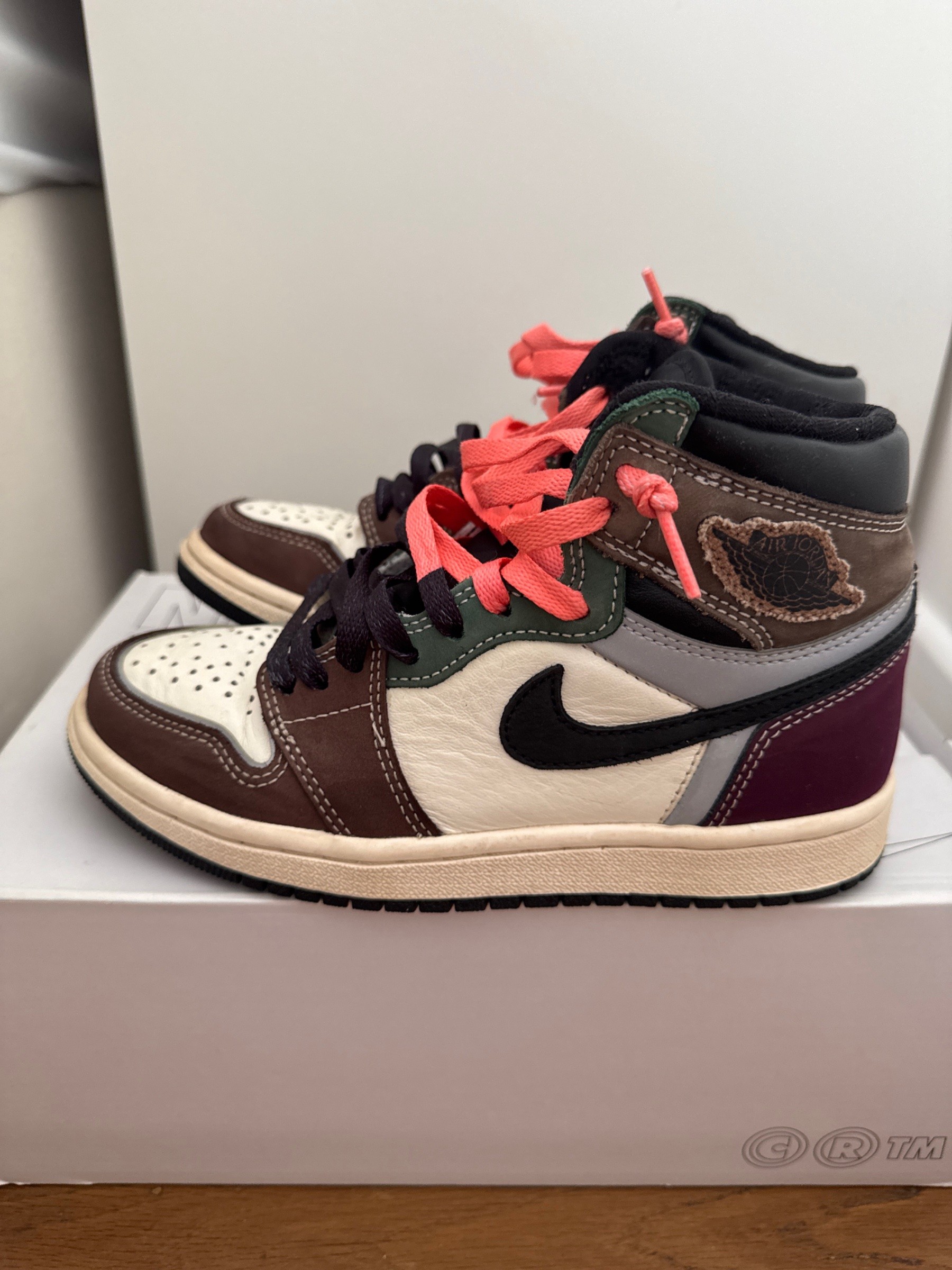Photo de Air Jordan 1 Retro High OG Hand Crafted / Mahogany
