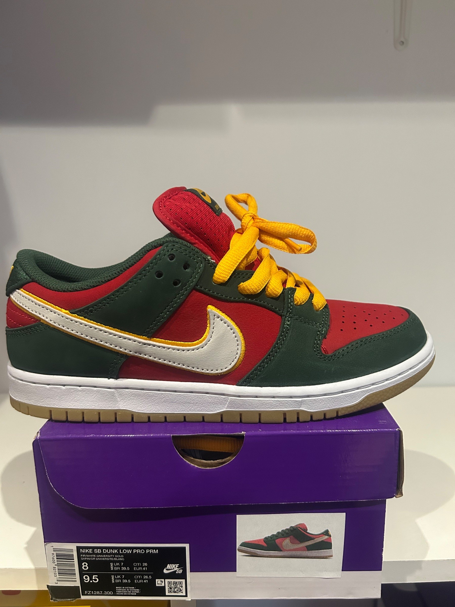 Photo de Nike SB Dunk Low Pro PRM Midnight Spruce/University Gold/Varsity Red
