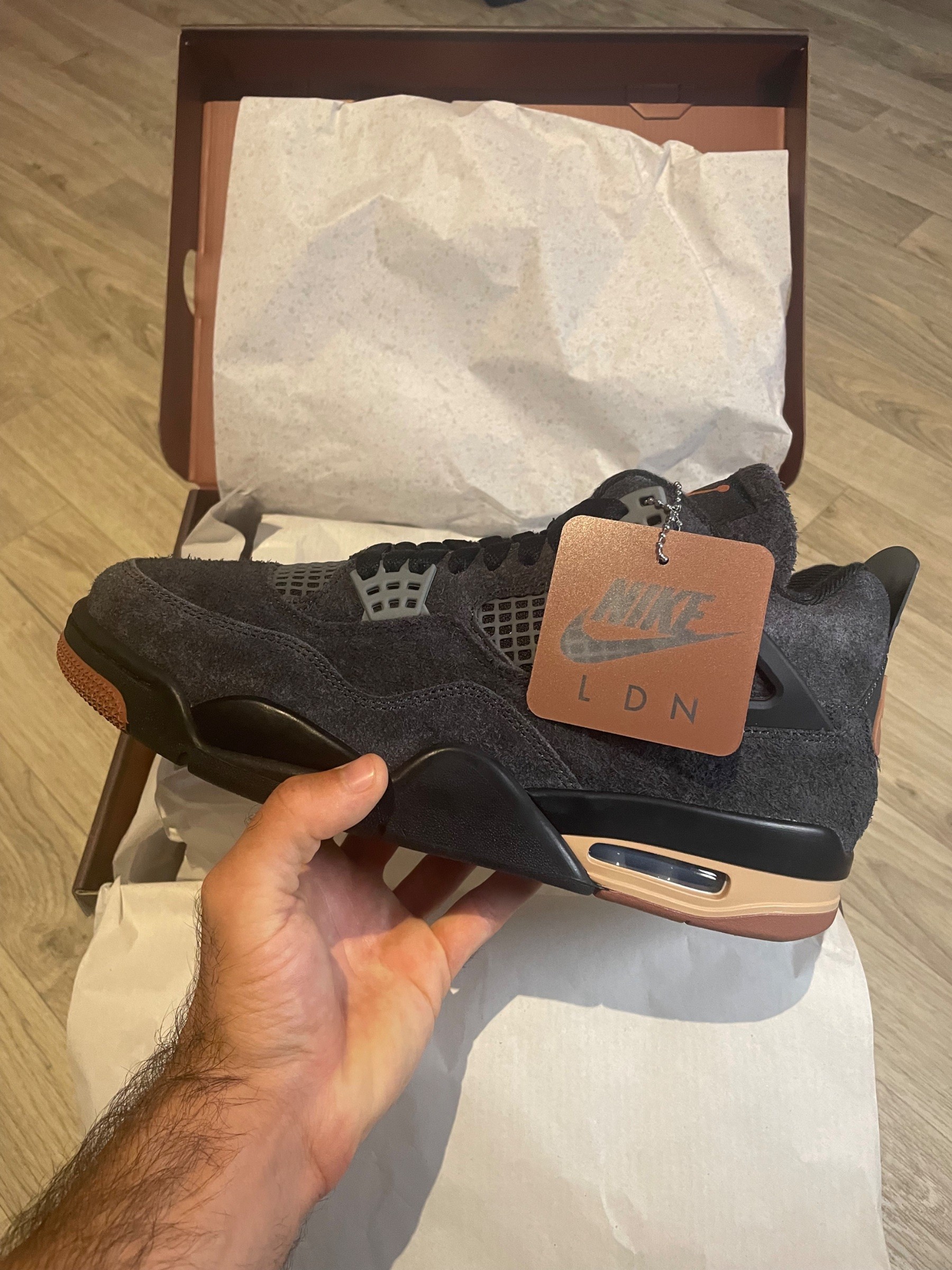 Photo de Air Jordan 4 Retro London Noir/Rouge Ecorce