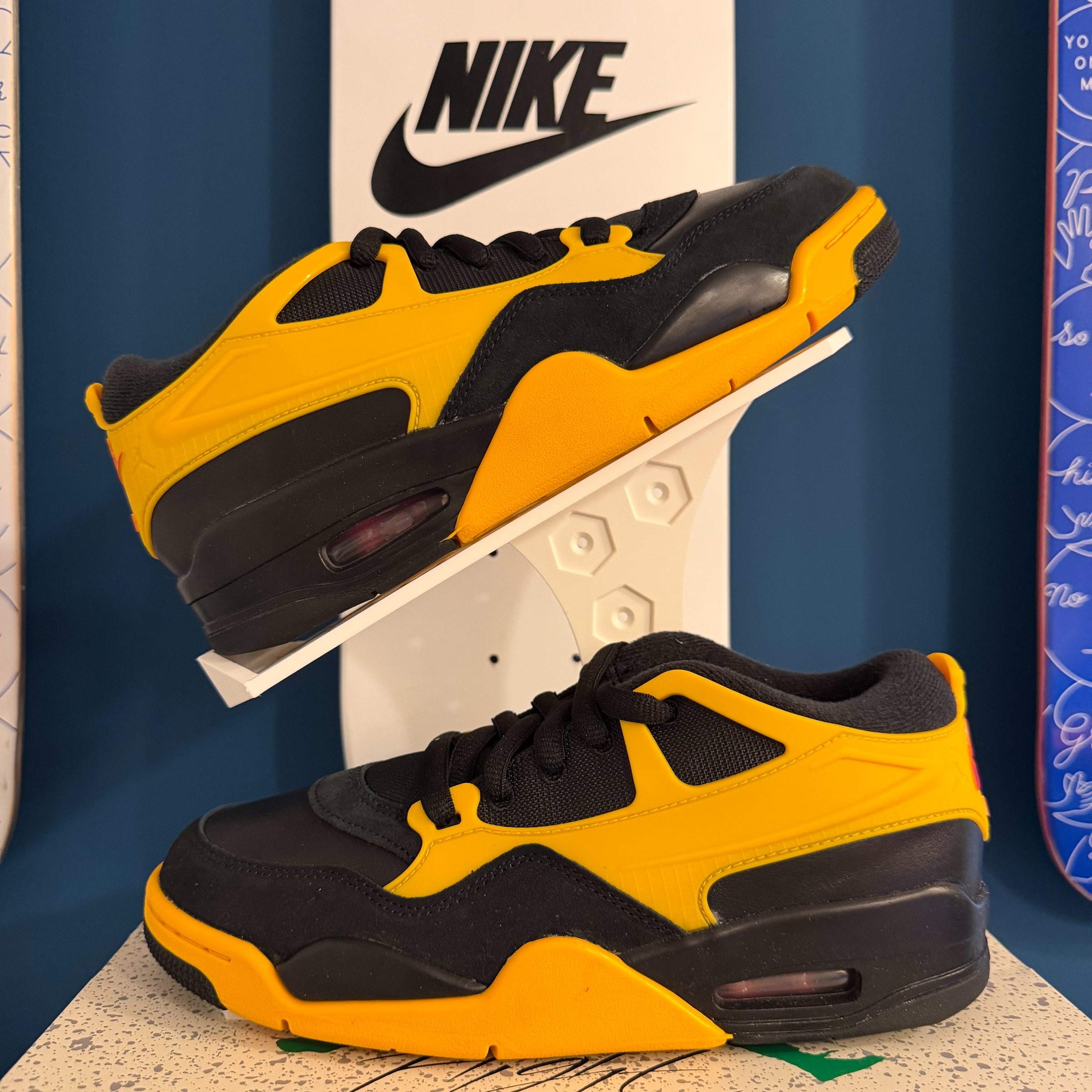 Photo de Air Jordan 4 RM Black/Comet Red-Del Sol