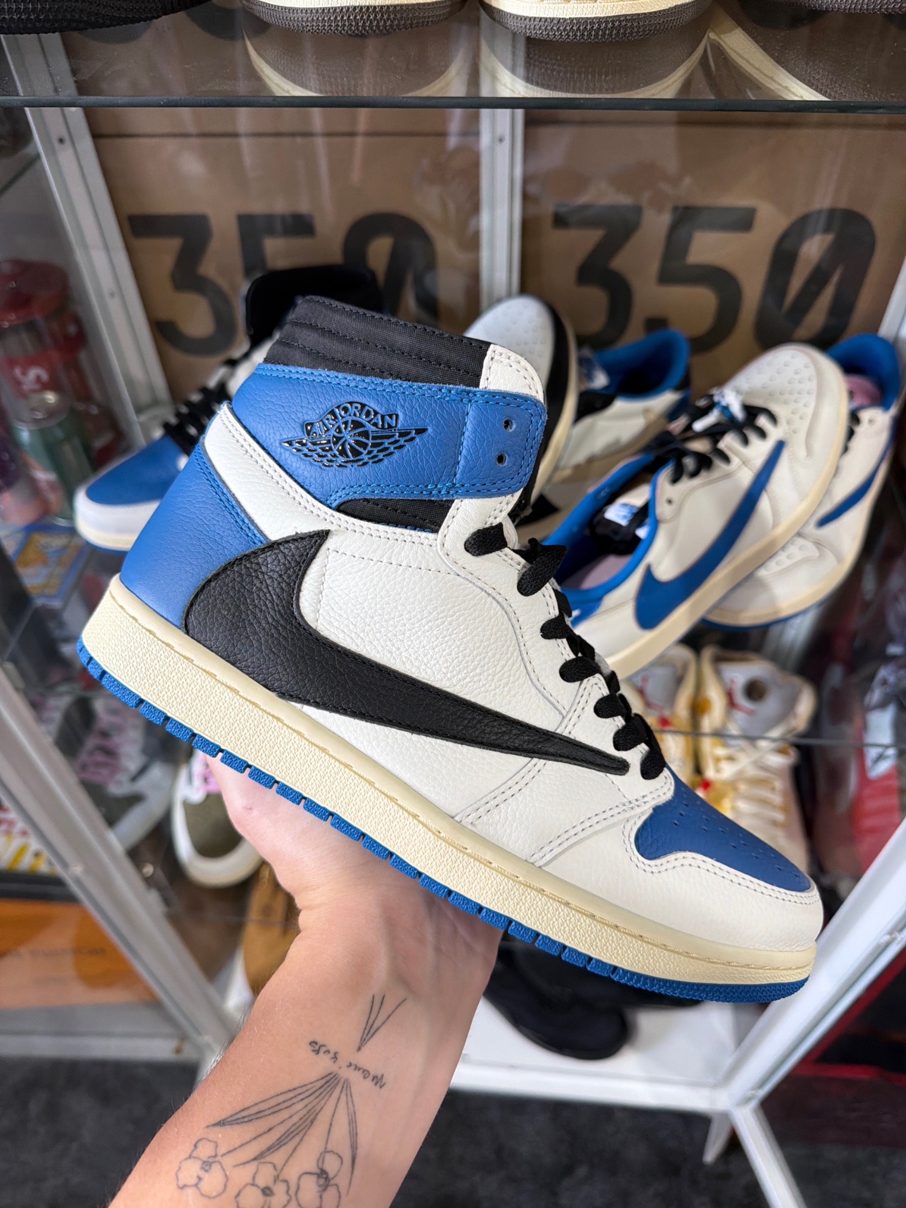 Photo de Air Jordan 1 Retro High OG Fragment x Travis Scott