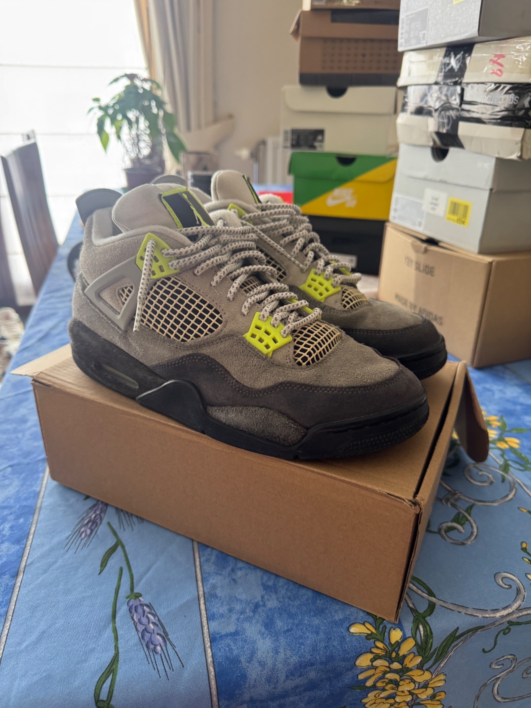 Photo de Air Jordan 4 Retro SE Neon/Volt (Taupe Haze)
