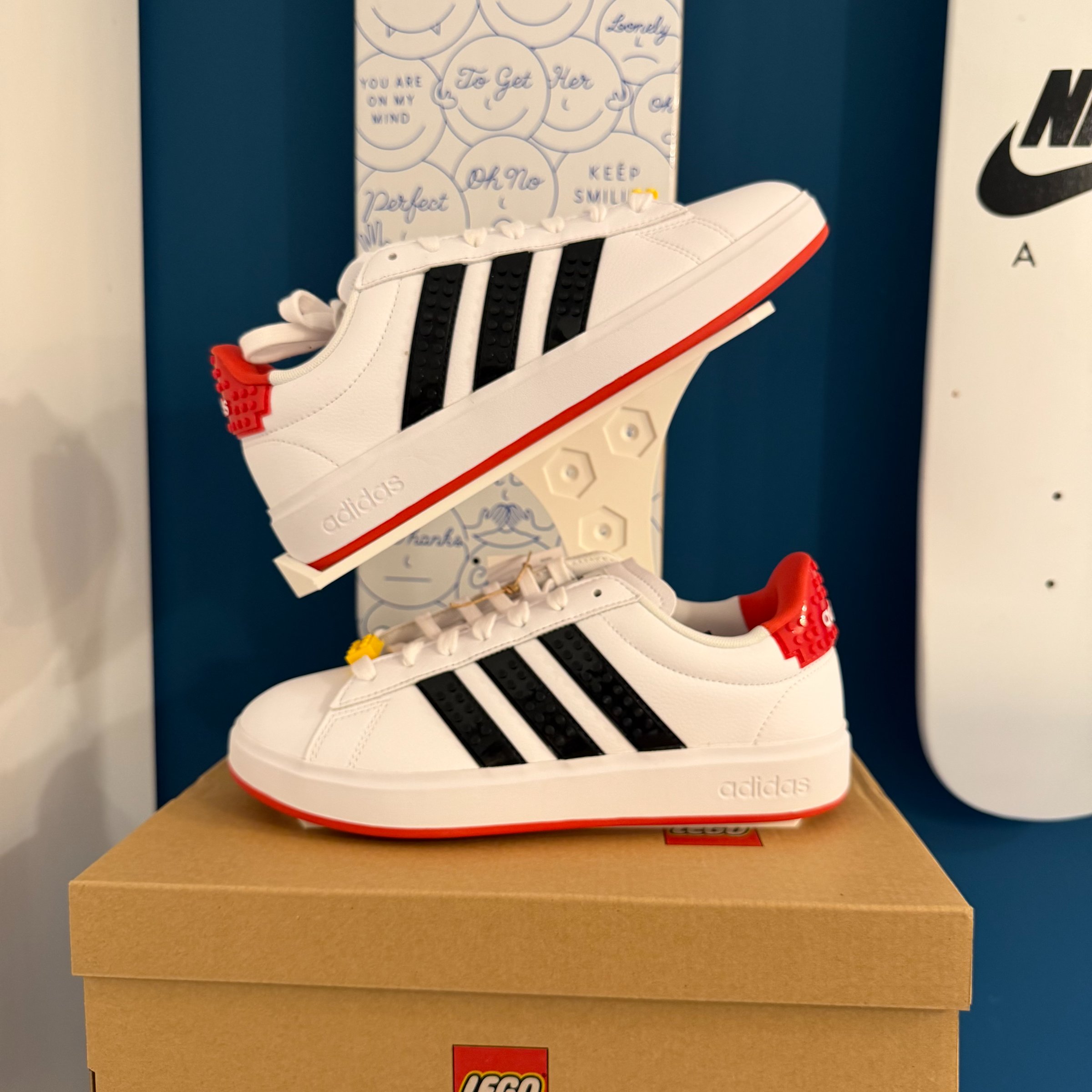 Photo de adidas Grand Court 2.0 White/Black/Red LEGO