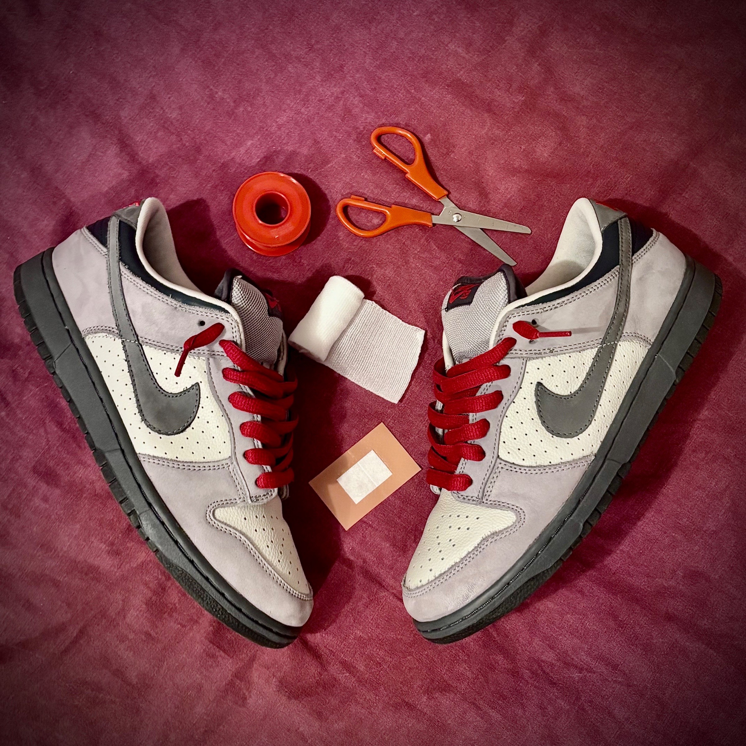 Photo de Nike Dunk Low Pro SB “Band-Aid” Light Bone/Flint Grey (Band-Aid)