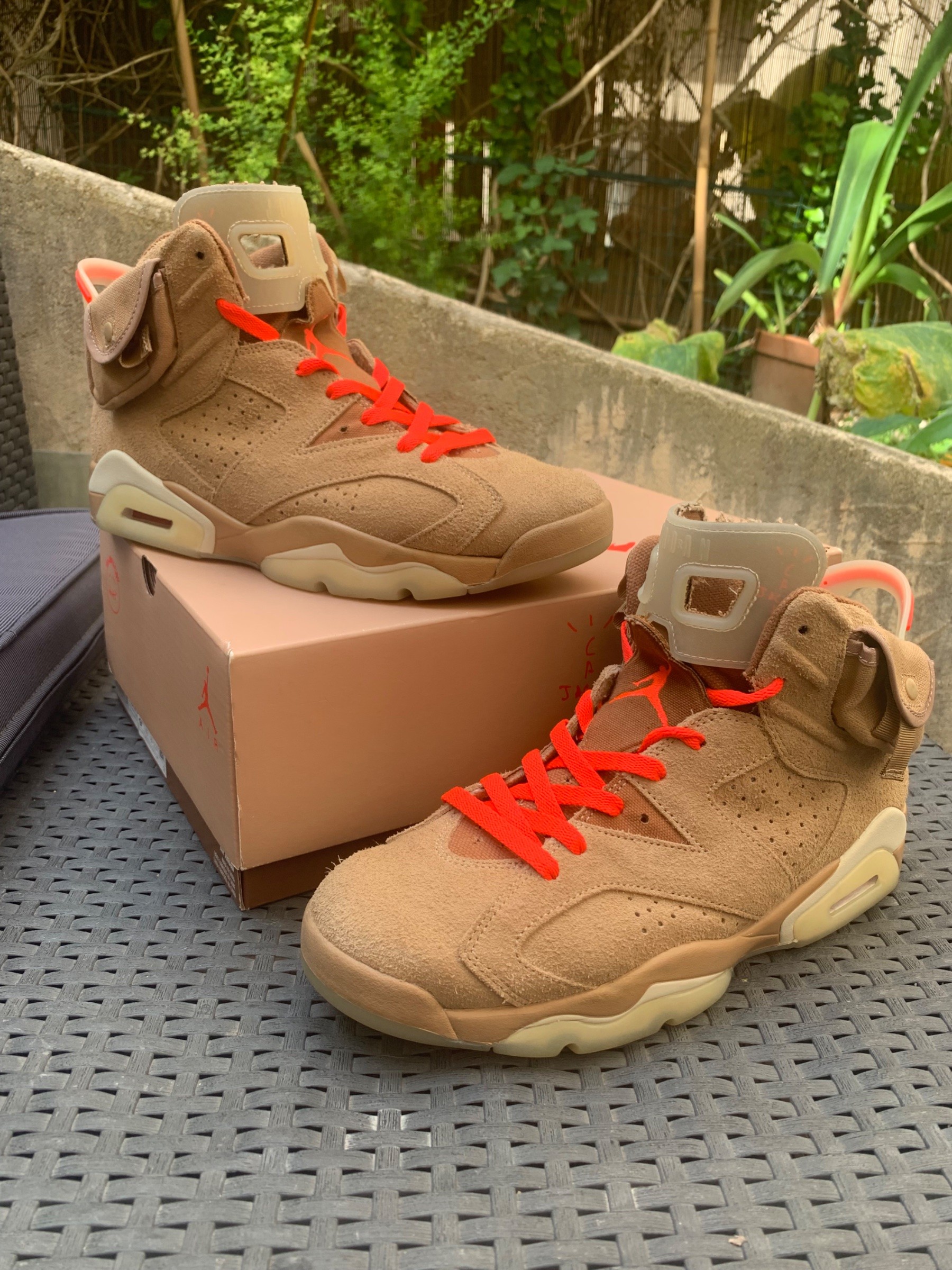 Photo de Air Jordan 6 Retro SP British Khaki/Bright Crimson (Travis Scott)